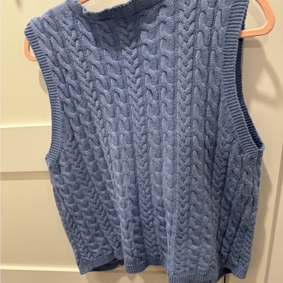 Cute knitted vest. - Picture 3 of 3